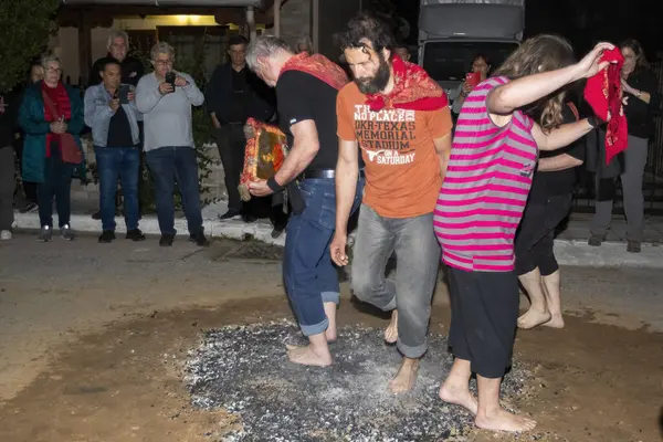 Lagadas, Yunanistan 23 Mayıs 2023: Anastenaria ayini sırasında inananlar, inancın, arındırmanın ve geleneğin sembolü olarak dini simgeler ve kırmızı bezlerle yanan kömürlerin üzerinde yalınayak yürürler.