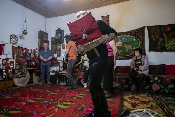 Yunanistan 'ın Lagadas kenti 23 Mayıs 2023: Müminler, Yunanistan' ın Lagadas kentinde ateşe yürümeye hazırlanıyor.