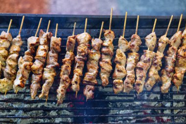 Kızarmış et şişleri sıcak kömürlerin üzerinde cızırdıyor sıcak, kızarmış Pita Breadan 'ın yanında dayanılmaz Akdeniz sokak yemekleri