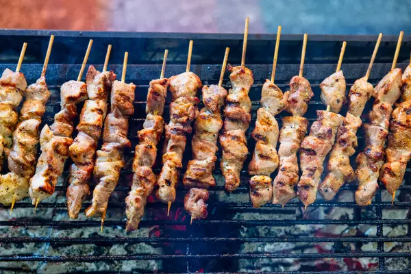 Kızarmış et şişleri sıcak kömürlerin üzerinde cızırdıyor sıcak, kızarmış Pita Breadan 'ın yanında dayanılmaz Akdeniz sokak yemekleri