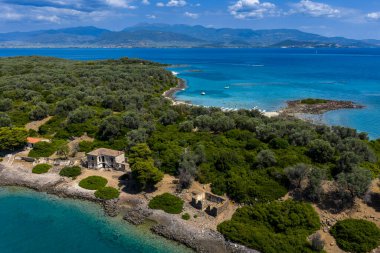 Lichadonisia 'nın havadan görünüşü. Tekne gezginleri arasında popüler bir ada. Yunan Bahamaları, Kuzey Evia, Yunanistan