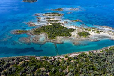 Lichadonisia 'nın havadan görünüşü. Tekne gezginleri arasında popüler bir ada. Yunan Bahamaları, Kuzey Evia, Yunanistan