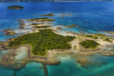 Lichadonisia 'nın havadan görünüşü. Tekne gezginleri arasında popüler bir ada. Yunan Bahamaları, Kuzey Evia, Yunanistan