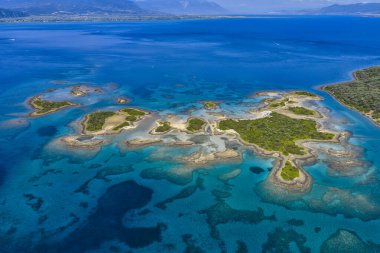Lichadonisia 'nın havadan görünüşü. Tekne gezginleri arasında popüler bir ada. Yunan Bahamaları, Kuzey Evia, Yunanistan