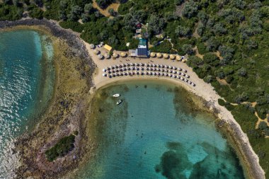 Lichadonisia 'nın havadan görünüşü. Tekne gezginleri arasında popüler bir ada. Yunan Bahamaları, Kuzey Evia, Yunanistan