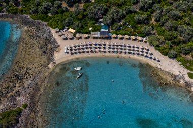 Lichadonisia 'nın havadan görünüşü. Tekne gezginleri arasında popüler bir ada. Yunan Bahamaları, Kuzey Evia, Yunanistan