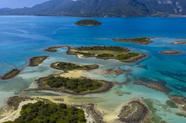 Lichadonisia 'nın havadan görünüşü. Tekne gezginleri arasında popüler bir ada. Yunan Bahamaları, Kuzey Evia, Yunanistan