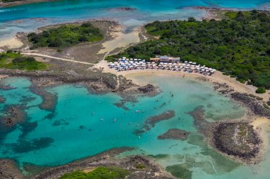 Lichadonisia 'nın havadan görünüşü. Tekne gezginleri arasında popüler bir ada. Yunan Bahamaları, Kuzey Evia, Yunanistan