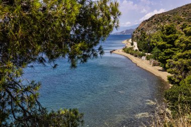 Kuzey Evia, Yunanistan 'da kristal berrak suları, çakıl taşlı kıyıları ve sakin bir yaz atmosferi olan huzurlu bir sahil.