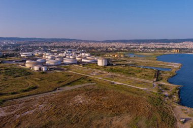 Selanik 'in batı kıyı şeridi ve Kalochori lagününün havadan görünüşü, kentsel yapılar, sanayi limanı ve sakin sulak arazi manzarasının harmanlanması.