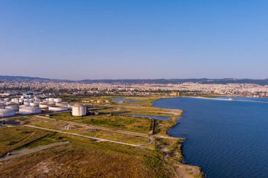 Selanik 'in batı kıyı şeridi ve Kalochori lagününün havadan görünüşü, kentsel yapılar, sanayi limanı ve sakin sulak arazi manzarasının harmanlanması.
