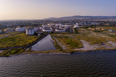 Selanik 'in batı kıyı şeridi ve Kalochori lagününün havadan görünüşü, kentsel yapılar, sanayi limanı ve sakin sulak arazi manzarasının harmanlanması.