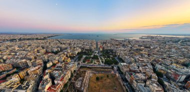 Selanik, Yunanistan 3 Ağustos 2025 - Roma Agora antik arkeoloji sahasının panoramik hava manzarası modern şehir binaları ve Termaik Körfez kıyılarıyla çevrili.