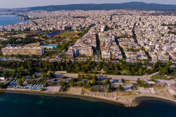 Selanik 'in batı kıyı şeridi ve Kalochori lagününün havadan görünüşü, kentsel yapılar, sanayi limanı ve sakin sulak arazi manzarasının harmanlanması.