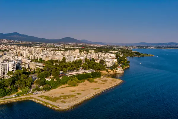 Selanik 'in batı kıyı şeridi ve Kalochori lagününün havadan görünüşü, kentsel yapılar, sanayi limanı ve sakin sulak arazi manzarasının harmanlanması.