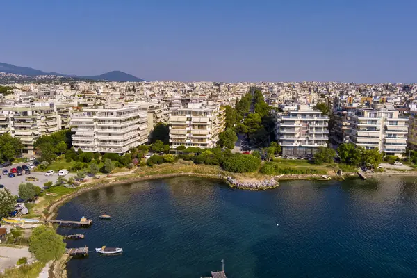 Selanik 'in batı kıyı şeridi ve Kalochori lagününün havadan görünüşü, kentsel yapılar, sanayi limanı ve sakin sulak arazi manzarasının harmanlanması.