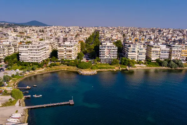 Selanik 'in batı kıyı şeridi ve Kalochori lagününün havadan görünüşü, kentsel yapılar, sanayi limanı ve sakin sulak arazi manzarasının harmanlanması.