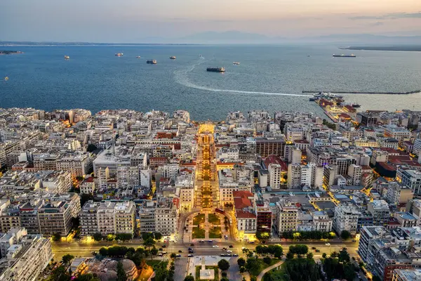 Selanik, Yunanistan 3 Ağustos 2025 - Aristo Meydanı 'nın panoramik hava manzarası liman kenti, şehir merkezi ve Termaik Körfez sularıyla altın saatinde aydınlandı