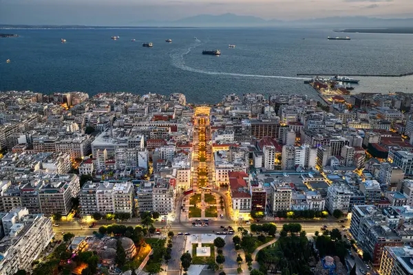 Selanik, Yunanistan 3 Ağustos 2025 - Aristo Meydanı 'nın panoramik hava manzarası liman kenti, şehir merkezi ve Termaik Körfez sularıyla altın saatinde aydınlandı