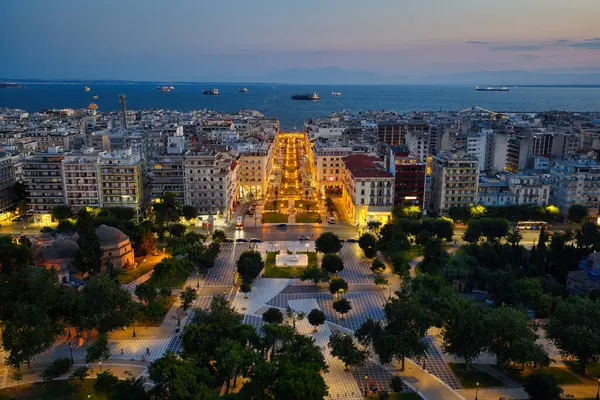 Selanik, Yunanistan 3 Ağustos 2025 - Aristo Meydanı 'nın panoramik hava manzarası liman kenti, şehir merkezi ve Termaik Körfez sularıyla altın saatinde aydınlandı