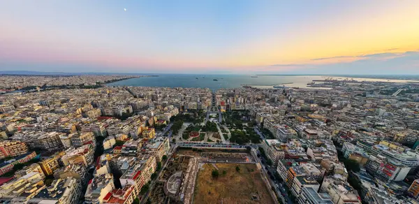 Selanik, Yunanistan 3 Ağustos 2025 - Roma Agora antik arkeoloji sahasının panoramik hava manzarası modern şehir binaları ve Termaik Körfez kıyılarıyla çevrili.