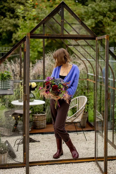Bahçedeki Cam Evde Elinde Güzel Bir Buket Çiçekle Duran Genç — Stok fotoğraf