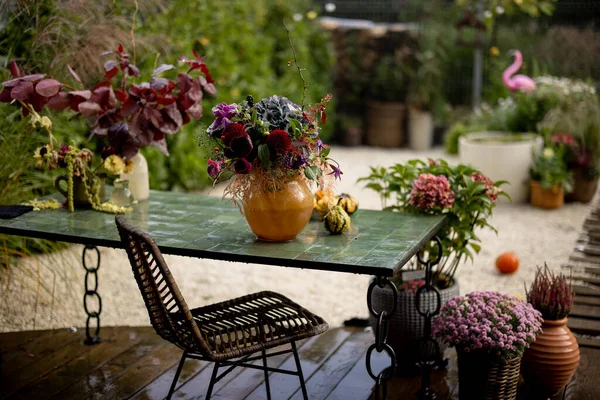Bahçedeki Terasta Masanın Üstünde Vazoda Duran Bir Buket Güzel Çiçek — Stok fotoğraf