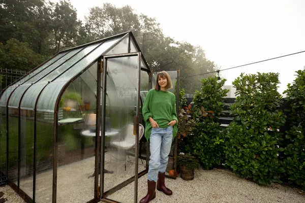 Retrato Mujer Joven Encuentra Cerca Invernadero Para Cultivo Plantas Patio — Foto de Stock