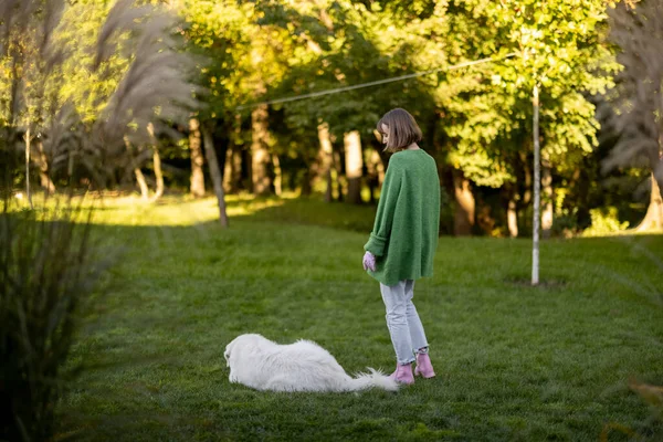 Joven Mujer Pie Césped Verde Con Perro Patio Trasero — Foto de Stock