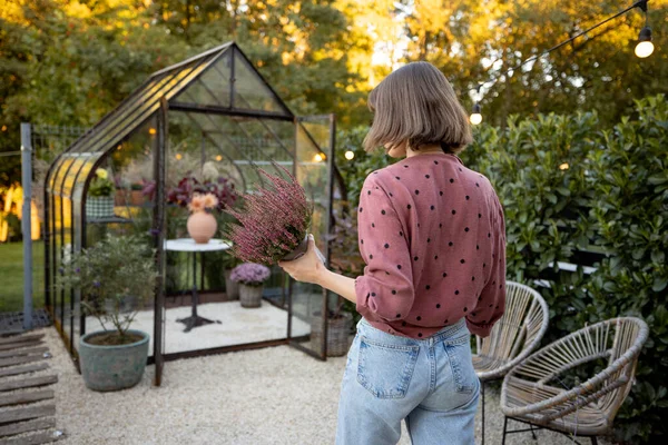 Mujer Entra Invernadero Para Cultivo Plantas Flores Jardinería Patio Trasero — Foto de Stock