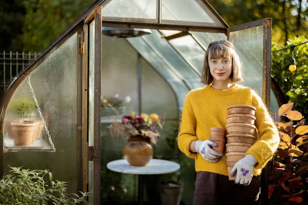 Muotokuva Nuori Nainen Seisoo Kasa Savea Kannuja Edessä Lasi Orangery — kuvapankkivalokuva