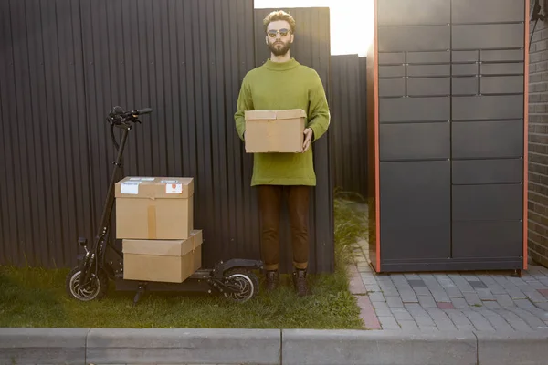 Άνθρωπος Στέκεται Ένα Κουτί Κοντά Στον Αυτόματο Τερματικό Σταθμό Ταχυδρομείου — Φωτογραφία Αρχείου