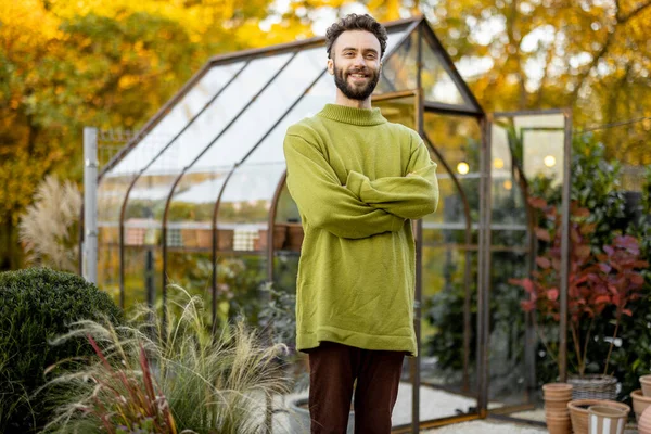 남성의 초상화 정원에 자라는 식물을 있습니다 정원에서 일하는 — 스톡 사진