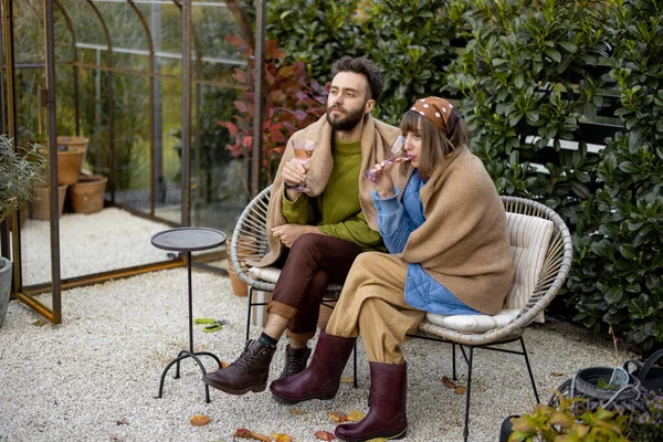 Junge Stilvolle Paar Hängen Zusammen Sitzen Mit Wein Feuer Verbringen — Stockfoto