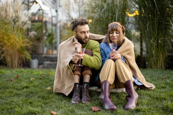 Junges Paar Sitzt Mit Plaid Bedeckt Auf Grünem Rasen Zusammen — Stockfoto