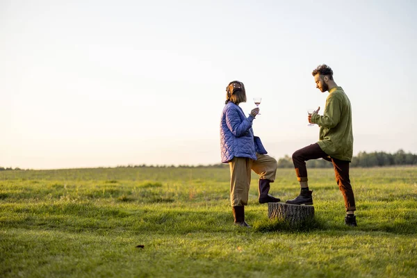 Pasangan Muda Bergaya Nongkrong Bersama Berbicara Dan Minum Anggur Lapangan — Stok Foto