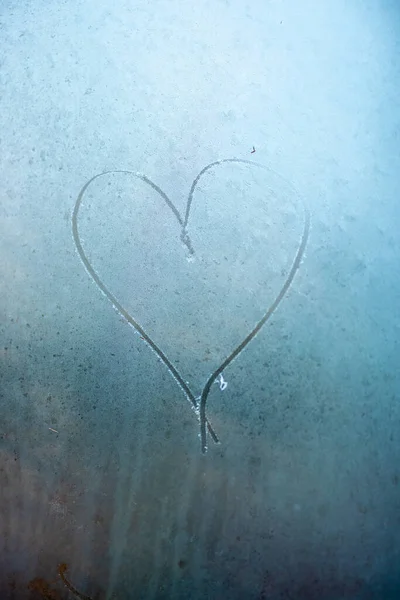 心形画在户外雾蒙蒙的玻璃上 浪漫的心情和情人节的观念 — 图库照片