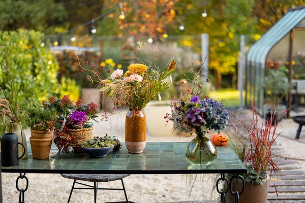 Arka Bahçedeki Masanın Üstünde Vazoda Duran Bir Buket Güzel Çiçek — Stok fotoğraf