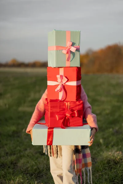 Νεαρή Γυναίκα Ντυμένη Για Τις Διακοπές Μεταφέρει Δώρα Πρωτοχρονιάς Εξωτερικούς — Φωτογραφία Αρχείου