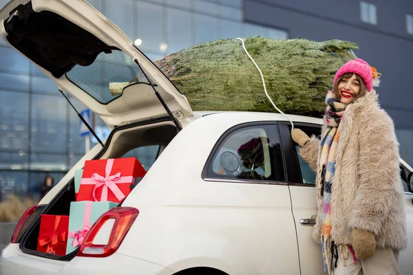 Jovem Coloca Uma Árvore Natal Amarrando Telhado Seu Carro Com — Fotografia de Stock