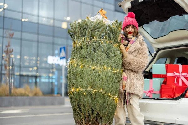 Jovem Mulher Alegre Fica Com Árvore Natal Envolto Decorado Com — Fotografia de Stock