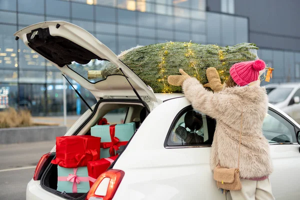 Молодая Женщина Вешает Рождественскую Ёлку Привязывая Крыше Своей Машины Веревкой — стоковое фото