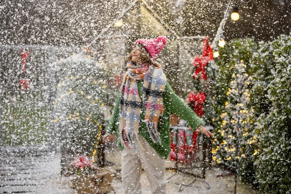 女人在装饰精美的后院里跳舞 享受着降雪的乐趣 背景形象 人是不集中的 寒假的概念 — 图库照片