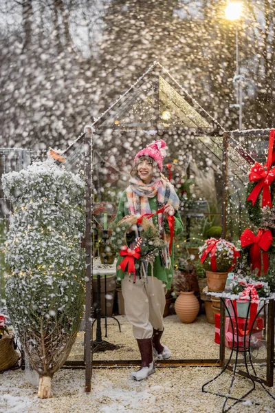 在一场大雪中 年轻女人从漂亮的温室里走出来 在后院度过寒假 新年快乐假期的概念 — 图库照片