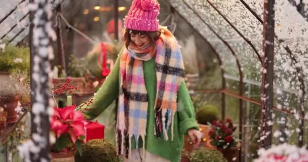 Junge Frau Schmückt Hinterhof Mit Roten Schleifen Geschenke Und Weihnachtsbaum — Stockvideo