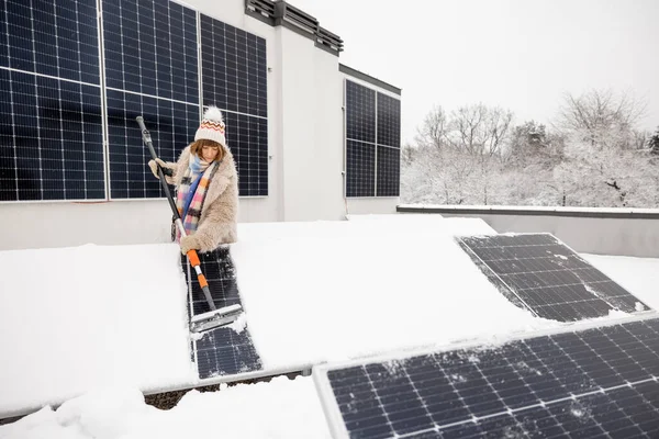 Femme Nettoie Les Panneaux Solaires Neige Pour Produire Énergie Hiver — Photo