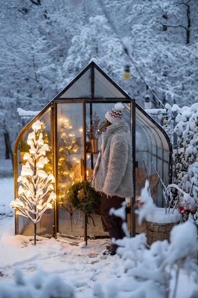 美丽的雪地 古色古香的温室和灿烂的树木花环 新年假期及冬季魔法的概念 — 图库照片