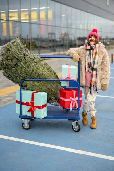 Πορτρέτο Μιας Νεαρής Γυναίκας Χειμερινά Ρούχα Στέκεται Τρόλεϊ Ψώνια Γεμάτη — Φωτογραφία Αρχείου