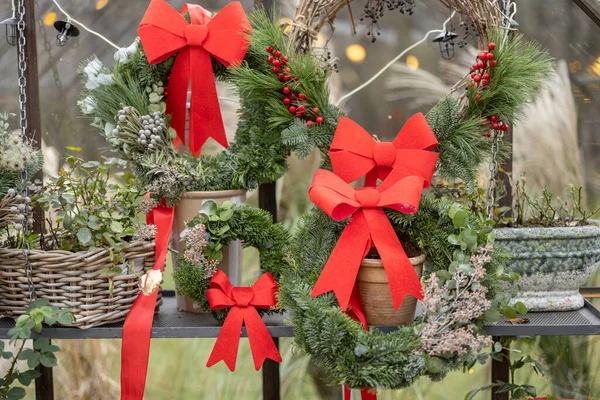 裏庭で冬の休暇のために花輪と赤い弓で飾られた温室 正月のお祝いの飾りの概念 — ストック写真
