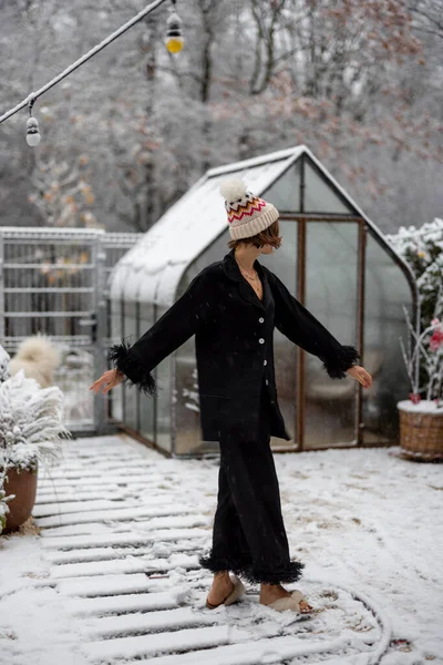Junge Frau Nachthemd Und Hut Die Verschneiten Hinterhof Tanzt Und — Stockfoto